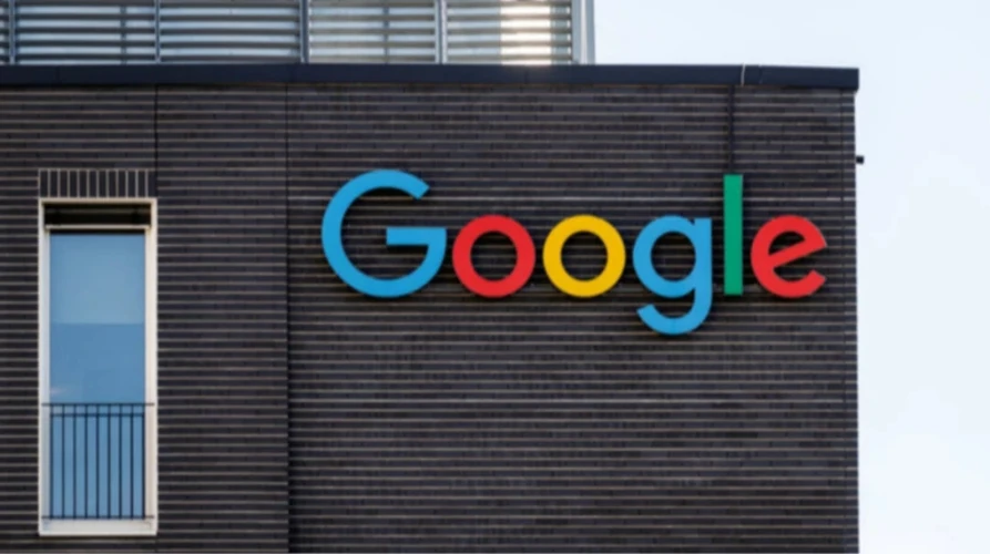 Логотип Google на тлі скляного фасаду офісу