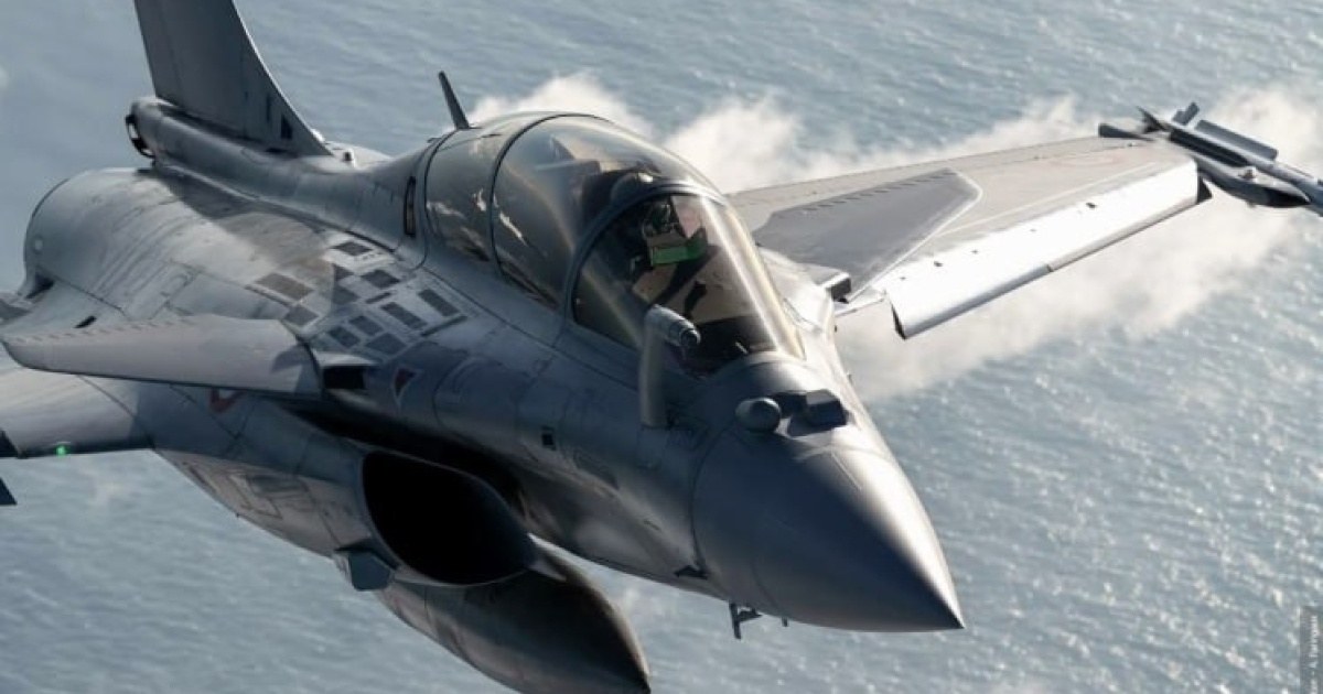 Винищувач Rafale на тлі паризького політону / фото Getty Images