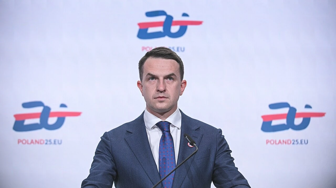 Адам Шлапка, речник уряду Польщі, під час заяви для журналістів 28 липня 2026 року