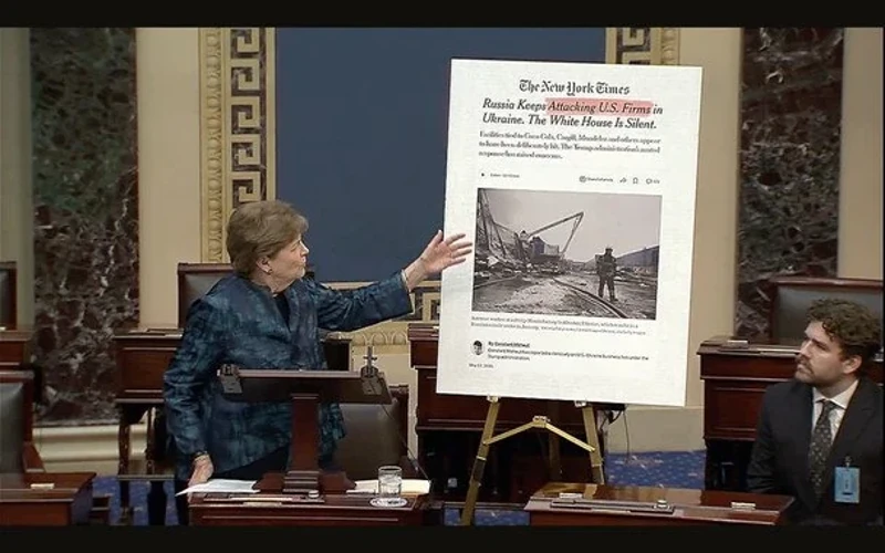 Сенаторка Джин Шахін демонструє у Сенаті США фотографію харківської фабрики Philip Morris після російського удару