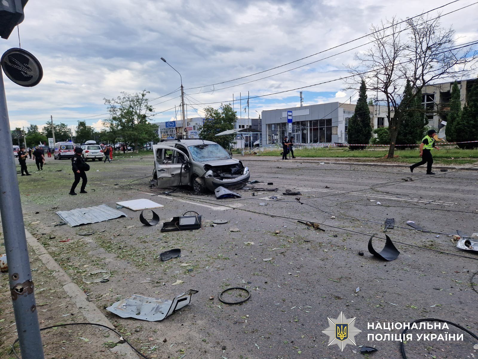 Наслідки удару КАБами по цивільній інфраструктурі в Зарічному районі Сум: пошкоджені багатоквартирні будинки та транспортні