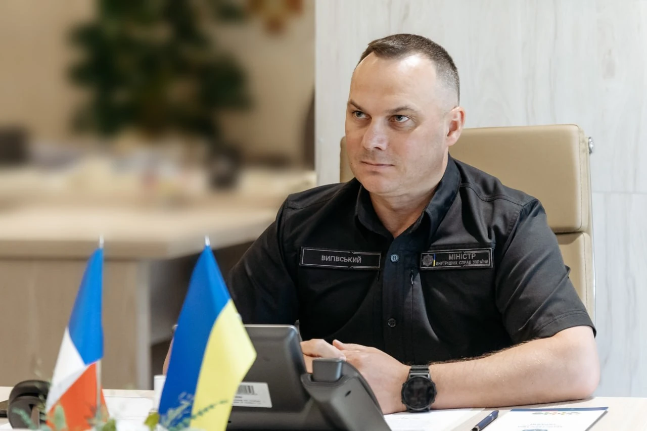 Патрульний автомобіль-«фантом» без розпізнавальних знаків на українській дорозі