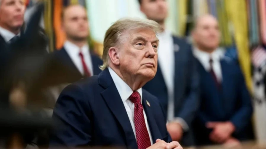 Президент США Дональд Трамп під час спілкування з журналістами у Білому домі на тлі обговорення ракет для систем ППО Patriot