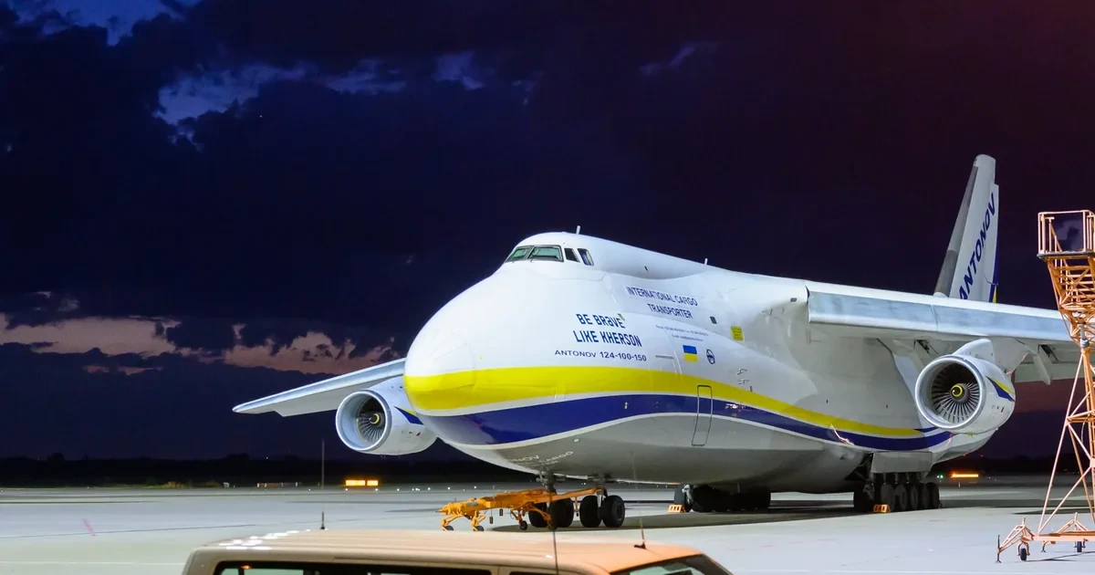 Вантажний літак Ан-124 на летовищі аеропорту «Лейпциг/Галле»
