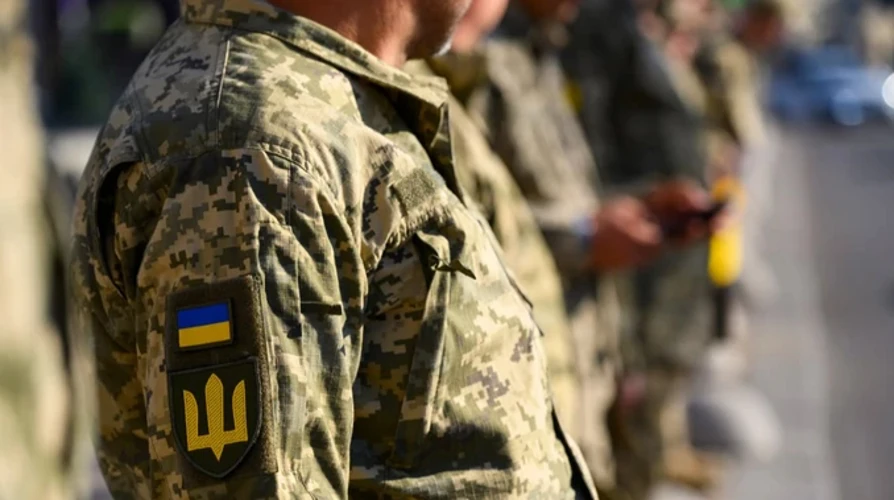 Роман Костенко на тлі засідання комітету Верховної Ради з питань національної безпеки, оборони та розвідки