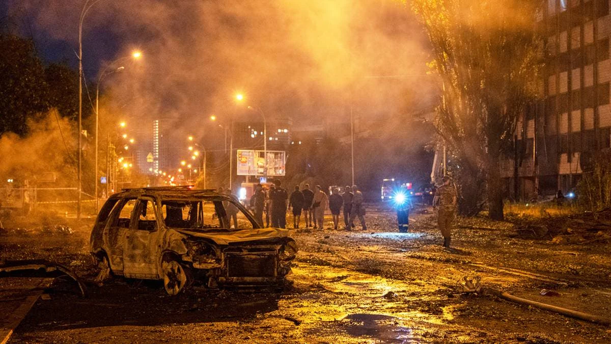 Прапор Польщі на тлі нічного Києва після удару 1 серпня