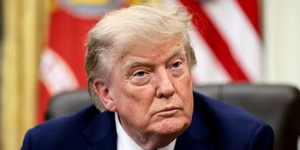 Дональд Трамп на тлі символіки Ормузької протоки та військової тематики Ірану