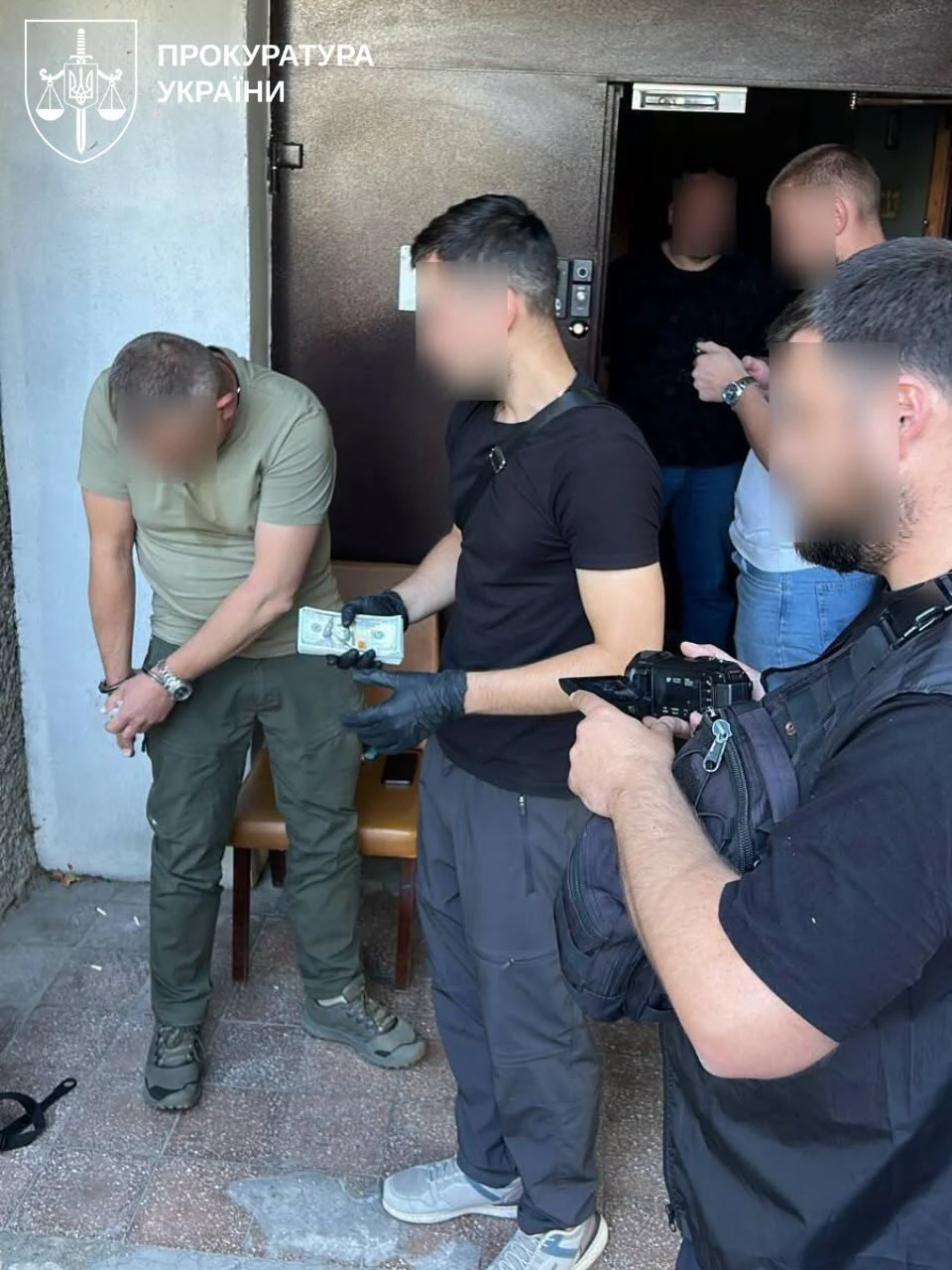 Затриманий начальник Миколаївського обласного ТЦК та виявлена готівка під час затримання (фото Офісу Генерального прокурора)