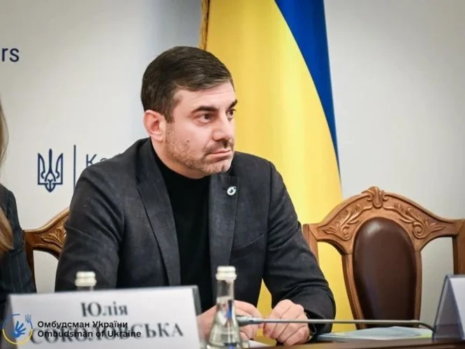 Поліцейські зупиняють евакуаційний автомобіль Товариства Червоного Хреста біля села Шевченкове на Миколаївщині.