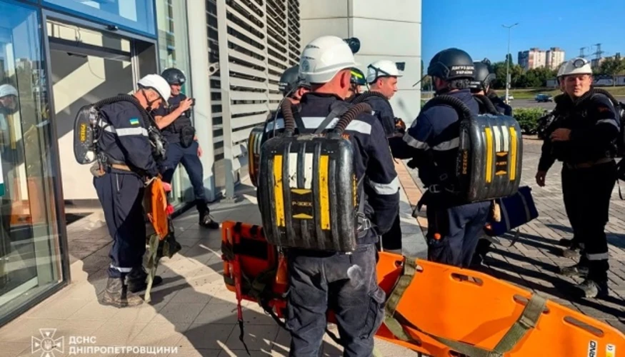 Пошкоджена будівля найбільшого торговельного центру Кривого Рогу після удару 21 серпня, рятувальні служби на місці події.