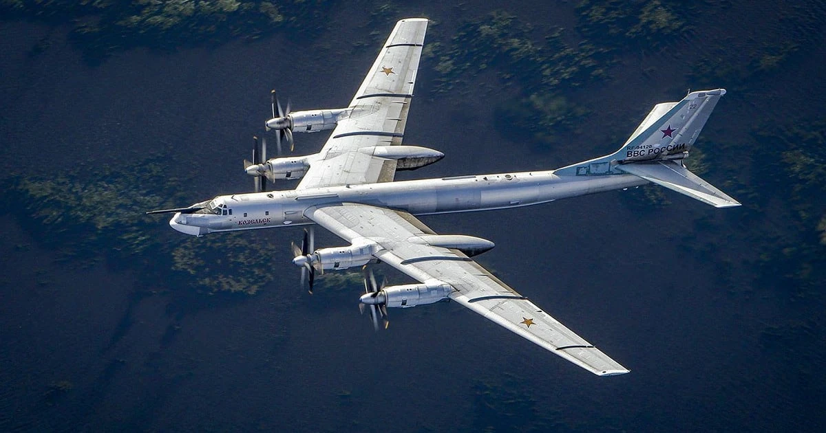Російський стратегічний бомбардувальник-ракетоносій Ту-95МС на аеродромі