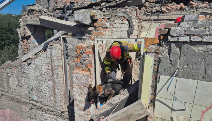 Рятувальники біля зруйнованого ракетним ударом будинку на вул. Патона у Львові