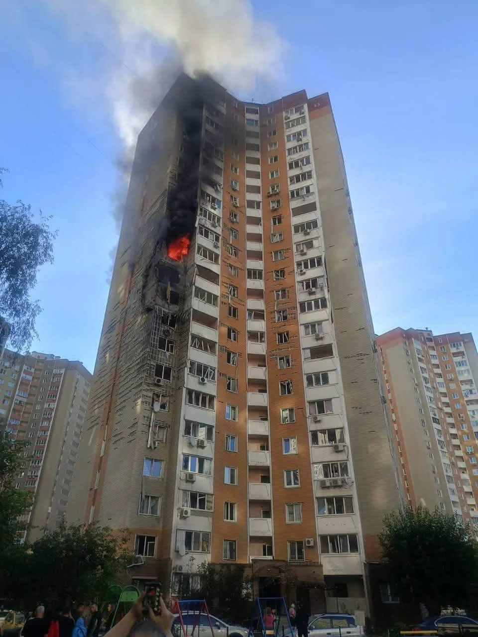 Пошкоджений 24-поверховий житловий будинок у Дарницькому районі Києва, загоряння на 12 поверсі, робота рятувальників ДСНС на