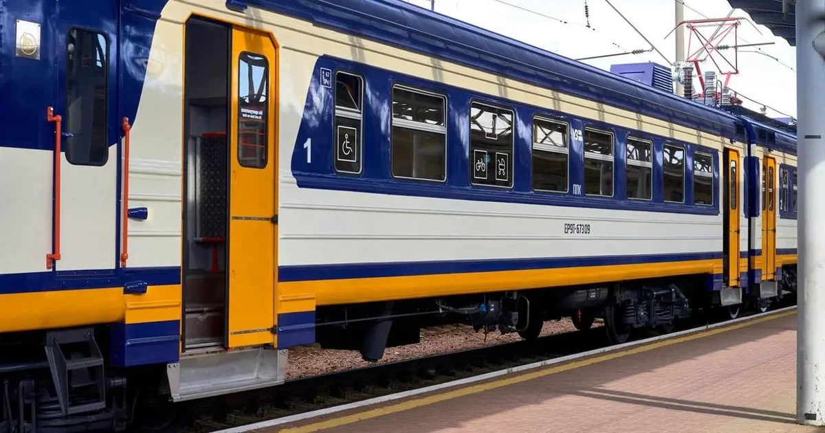 Пасажирський потяг Укрзалізниці на залізничній станції