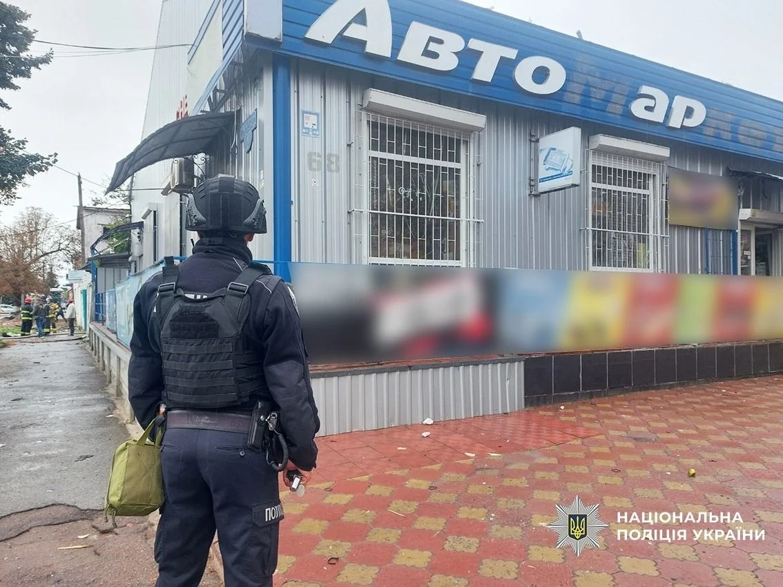 Поліцейські на місці удару по складських приміщеннях сільгосппідприємства у Прилуках