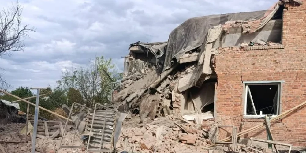 Частково зруйнований двоповерховий багатоквартирний житловий будинок у Леб'яжому Чугуївського району після російського