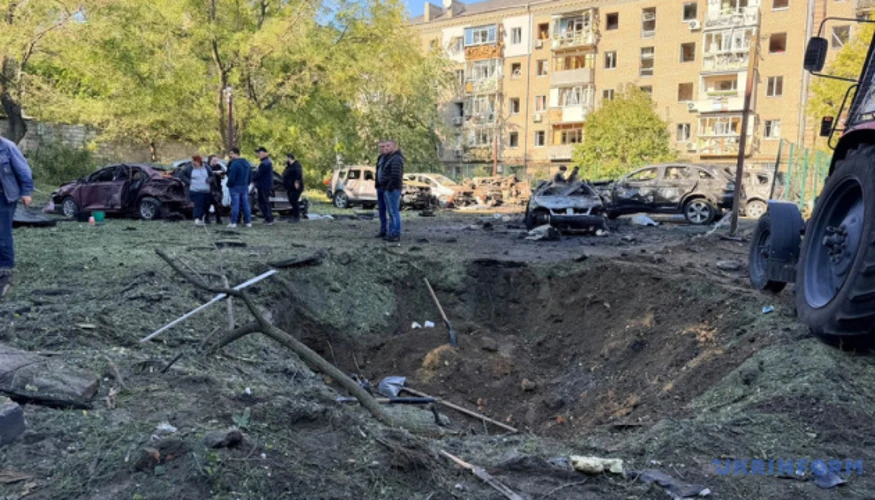 Наслідки ударів КАБами по Запоріжжю: пошкоджений двір багатоквартирного будинку з вибитими вікнами та згорілими автомобілями