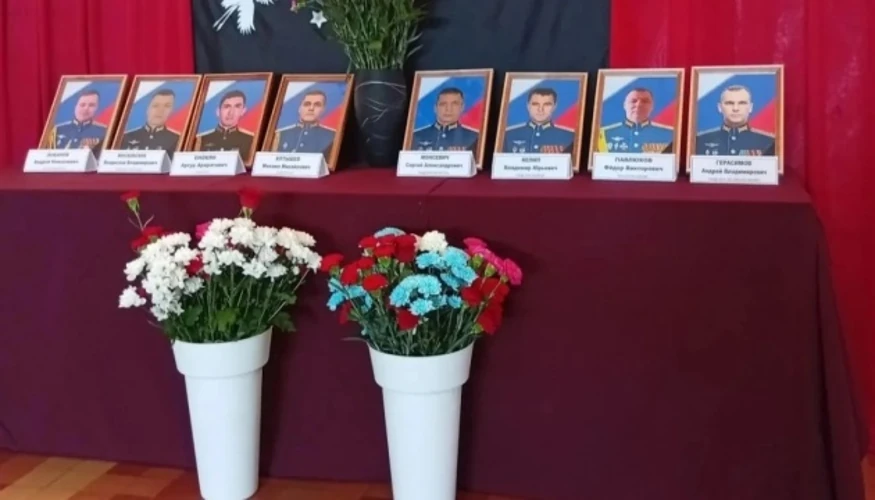 Меморіал у пам'ять про загиблих російських льотчиків після аварії Ту-95МС у селищі Серишево