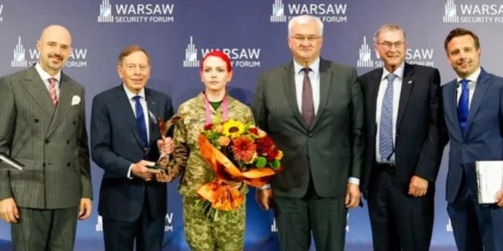 Катерина «Пташка» Поліщук на сцені Варшавського безпекового форуму під час вручення нагороди